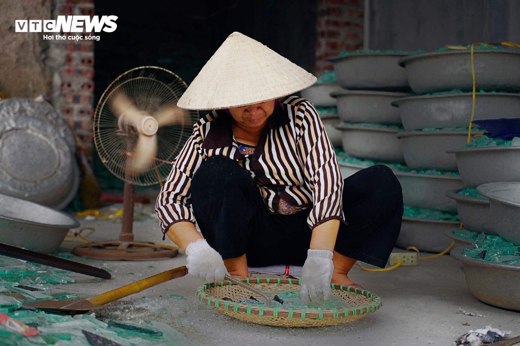 Về làng nghề làm cốc bia hơi ‘cóc gặm’ nổi tiếng Thành Nam - Ảnh 5