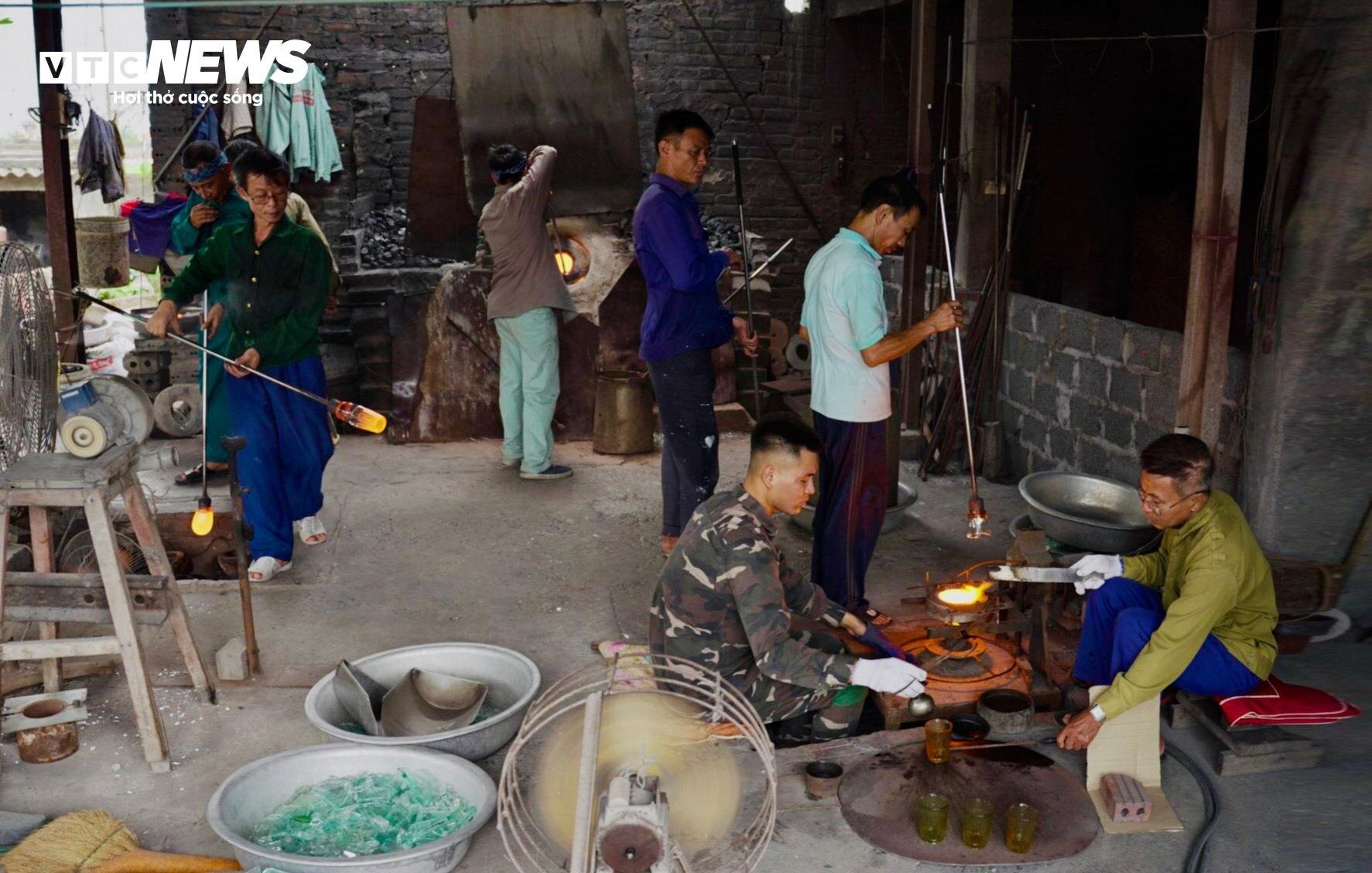 Về làng nghề làm cốc bia hơi ‘cóc gặm’ nổi tiếng Thành Nam - Ảnh 1