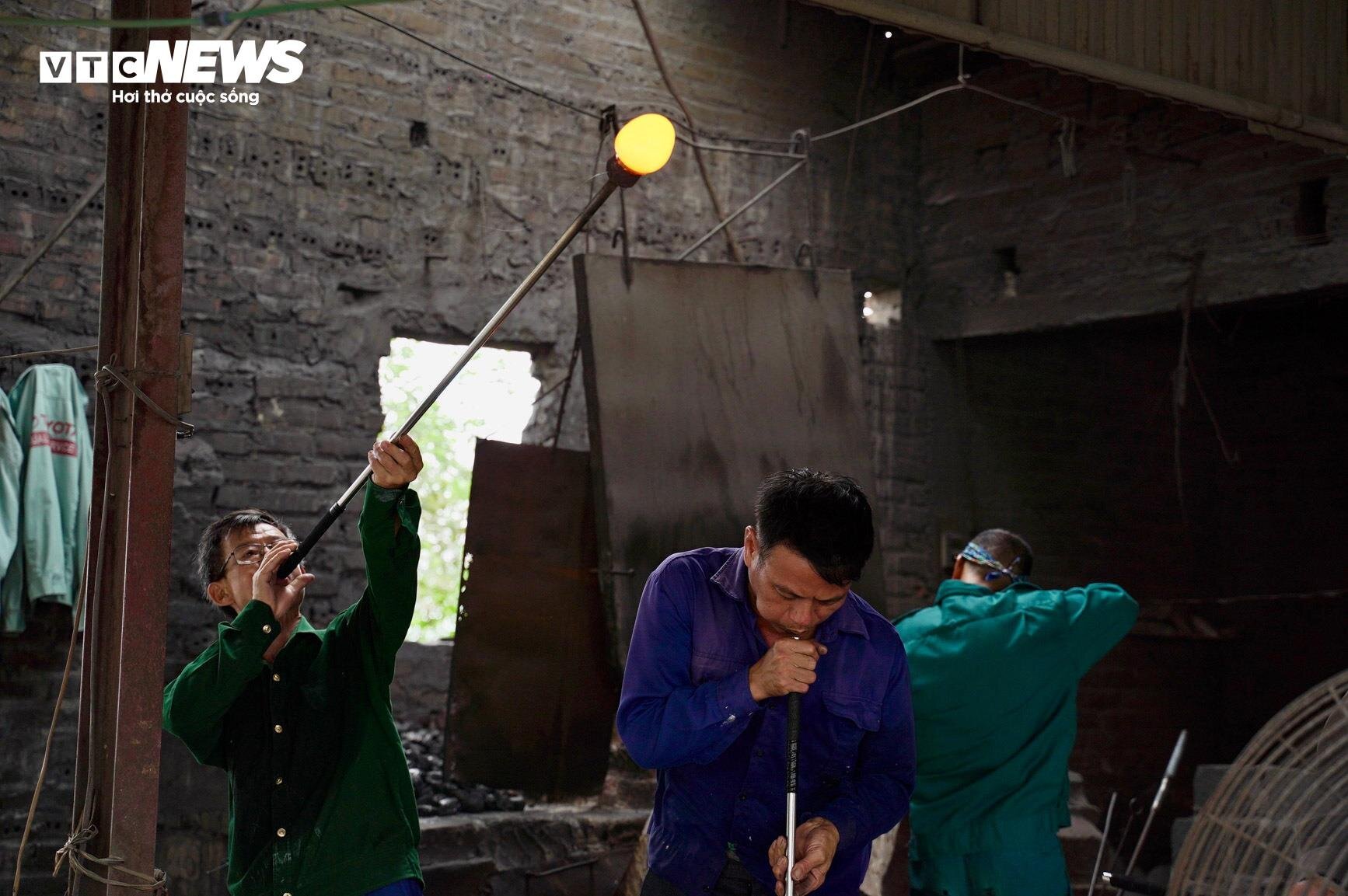 Về làng nghề làm cốc bia hơi ‘cóc gặm’ nổi tiếng Thành Nam - Ảnh 2