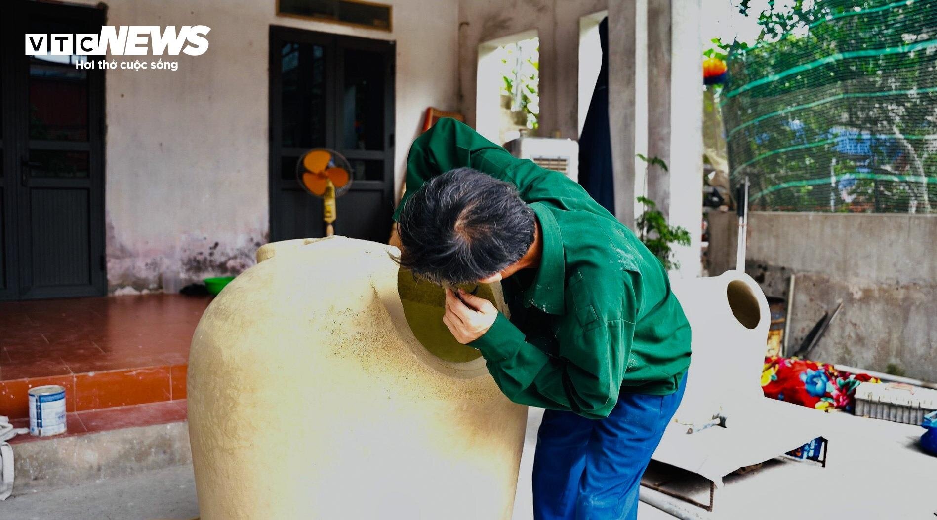 Về làng nghề làm cốc bia hơi ‘cóc gặm’ nổi tiếng Thành Nam - Ảnh 3