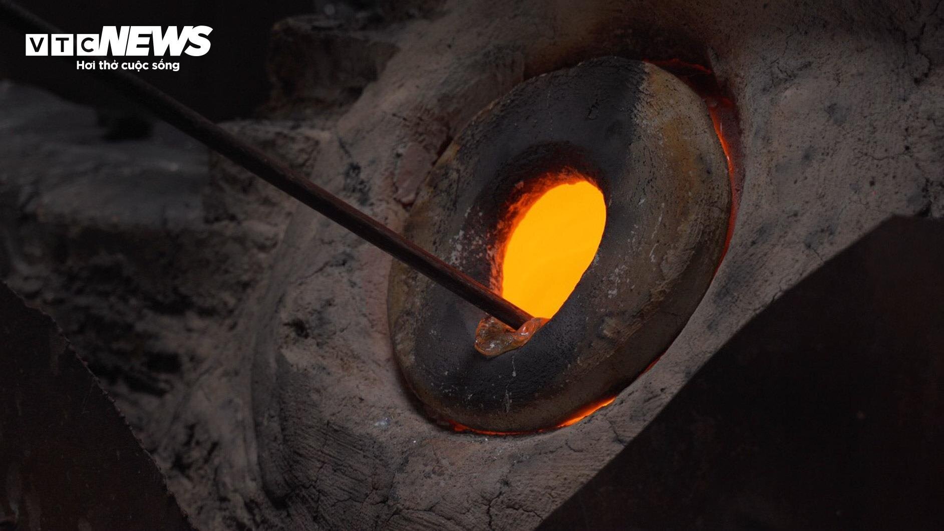 Về làng nghề làm cốc bia hơi ‘cóc gặm’ nổi tiếng Thành Nam - Ảnh 6