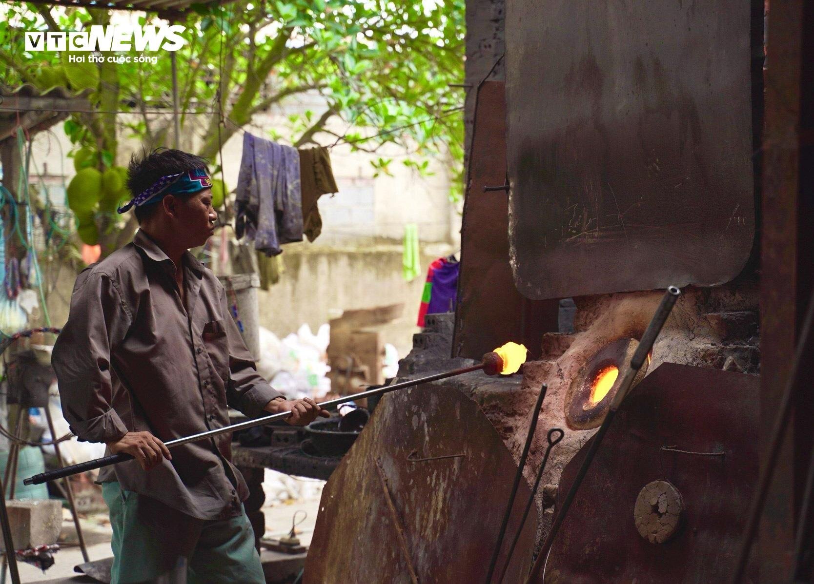 Về làng nghề làm cốc bia hơi ‘cóc gặm’ nổi tiếng Thành Nam - Ảnh 7