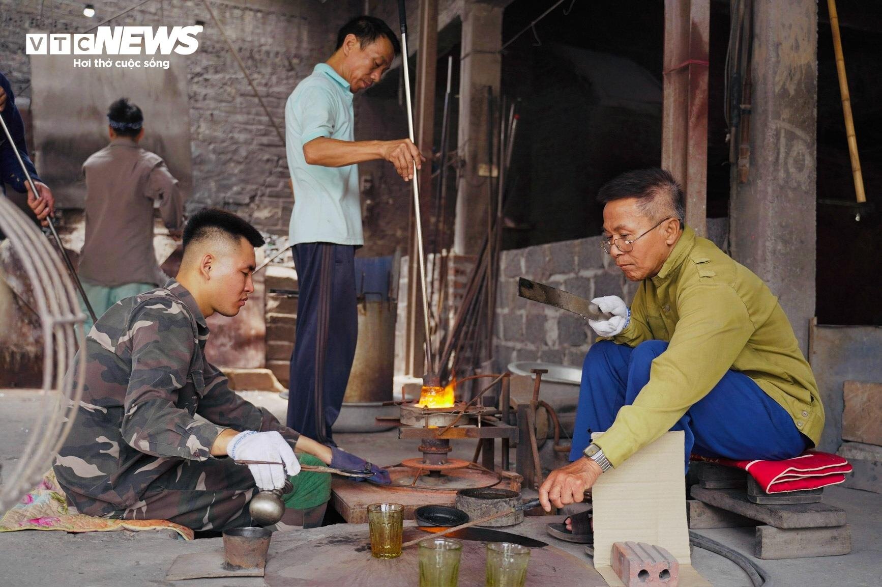 Về làng nghề làm cốc bia hơi ‘cóc gặm’ nổi tiếng Thành Nam - Ảnh 16