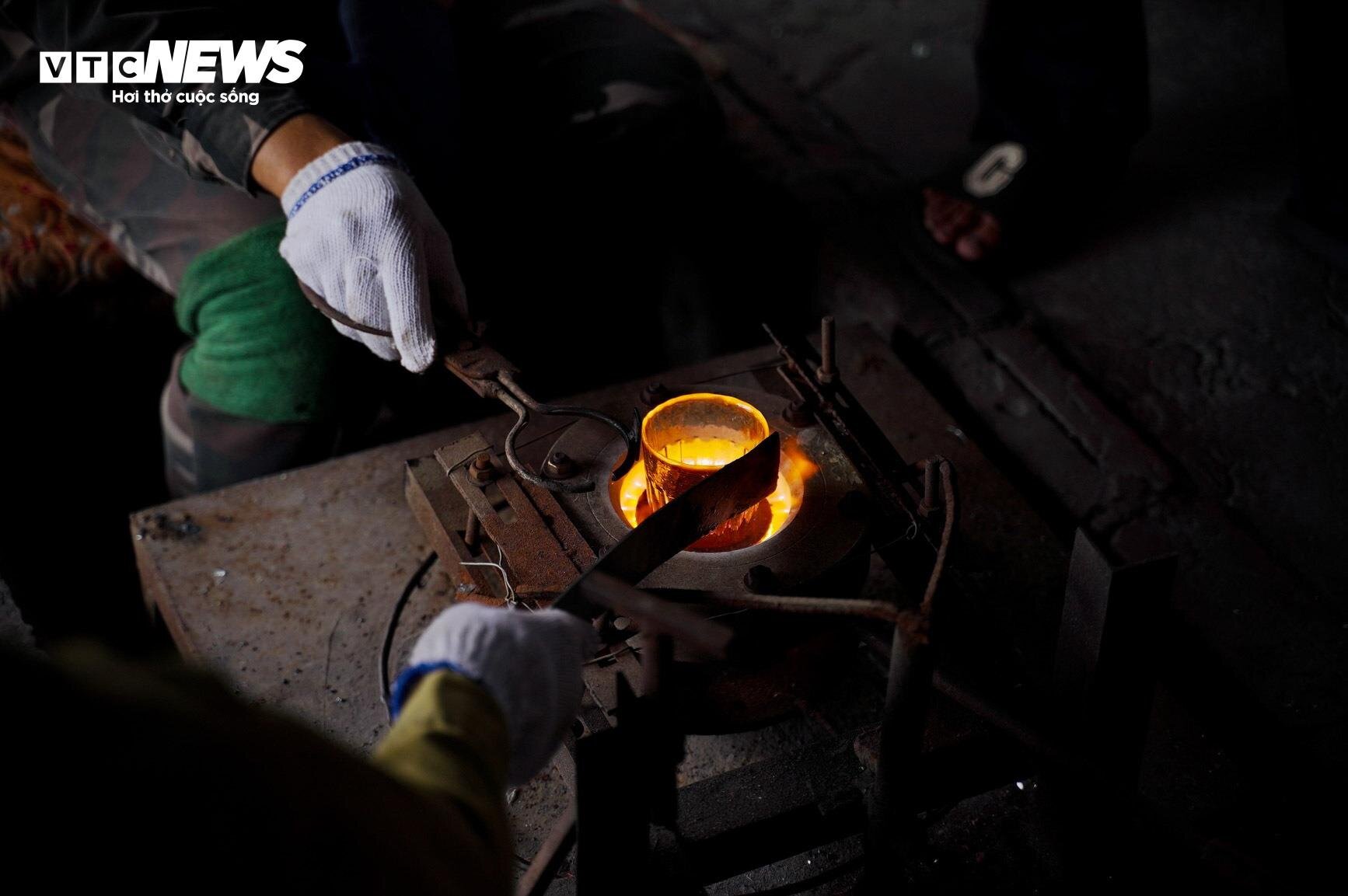 Về làng nghề làm cốc bia hơi ‘cóc gặm’ nổi tiếng Thành Nam - Ảnh 18