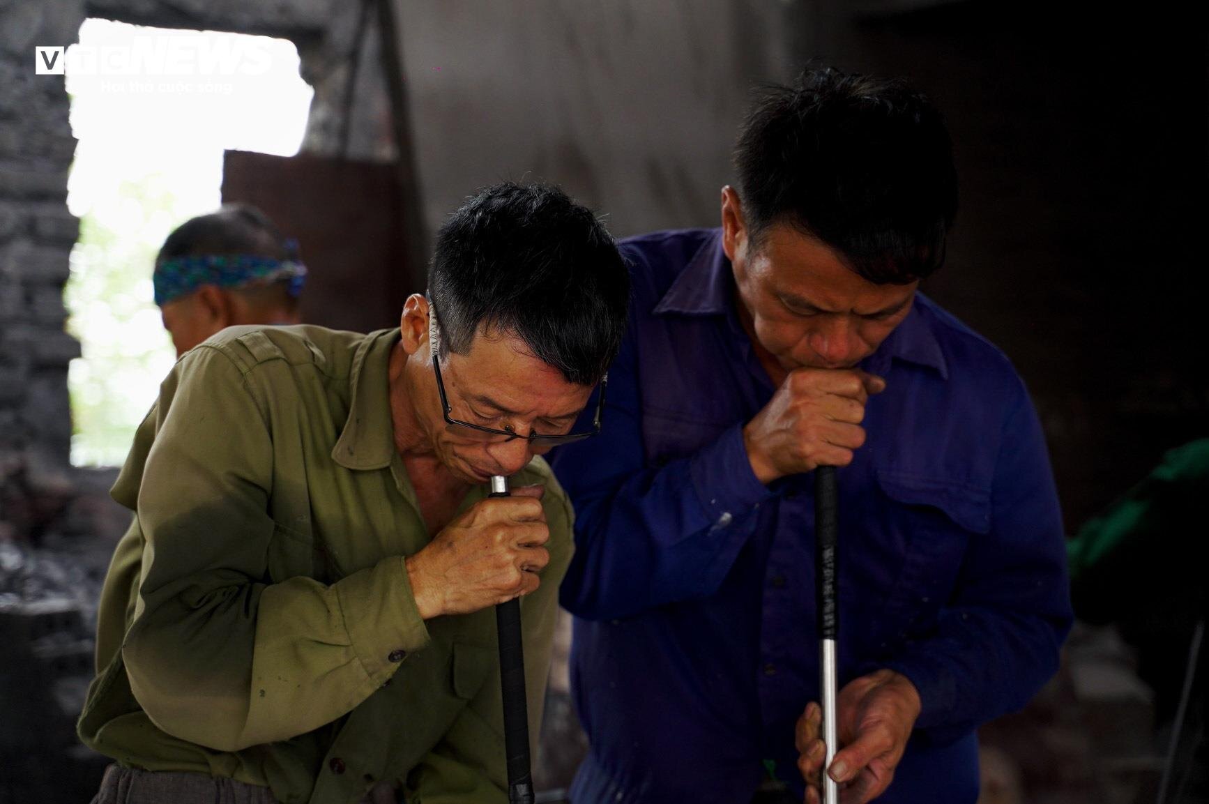 Về làng nghề làm cốc bia hơi ‘cóc gặm’ nổi tiếng Thành Nam - Ảnh 10