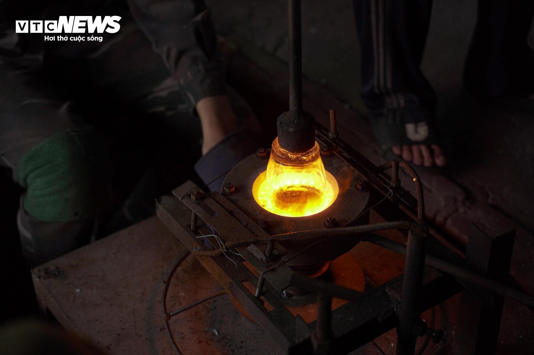 Về làng nghề làm cốc bia hơi ‘cóc gặm’ nổi tiếng Thành Nam - Ảnh 17