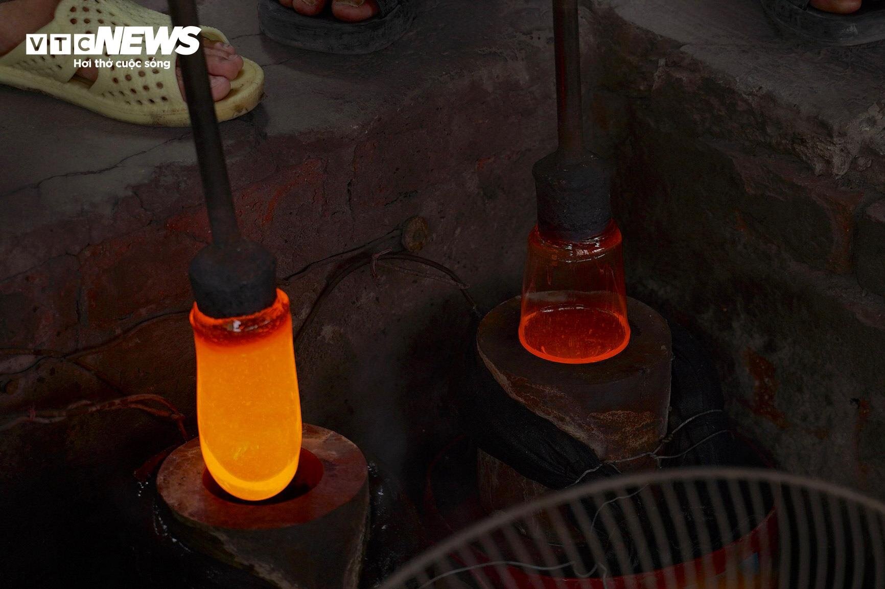 Về làng nghề làm cốc bia hơi ‘cóc gặm’ nổi tiếng Thành Nam - Ảnh 13