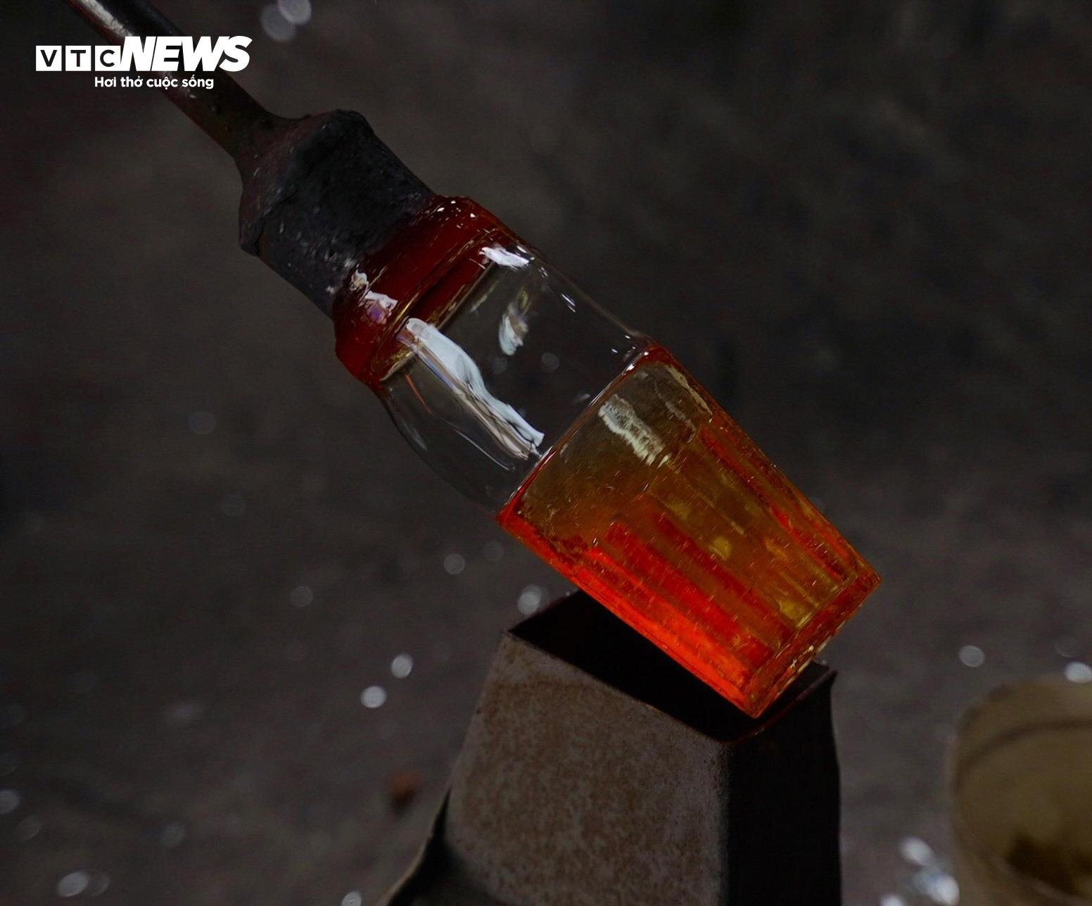 Về làng nghề làm cốc bia hơi ‘cóc gặm’ nổi tiếng Thành Nam - Ảnh 14