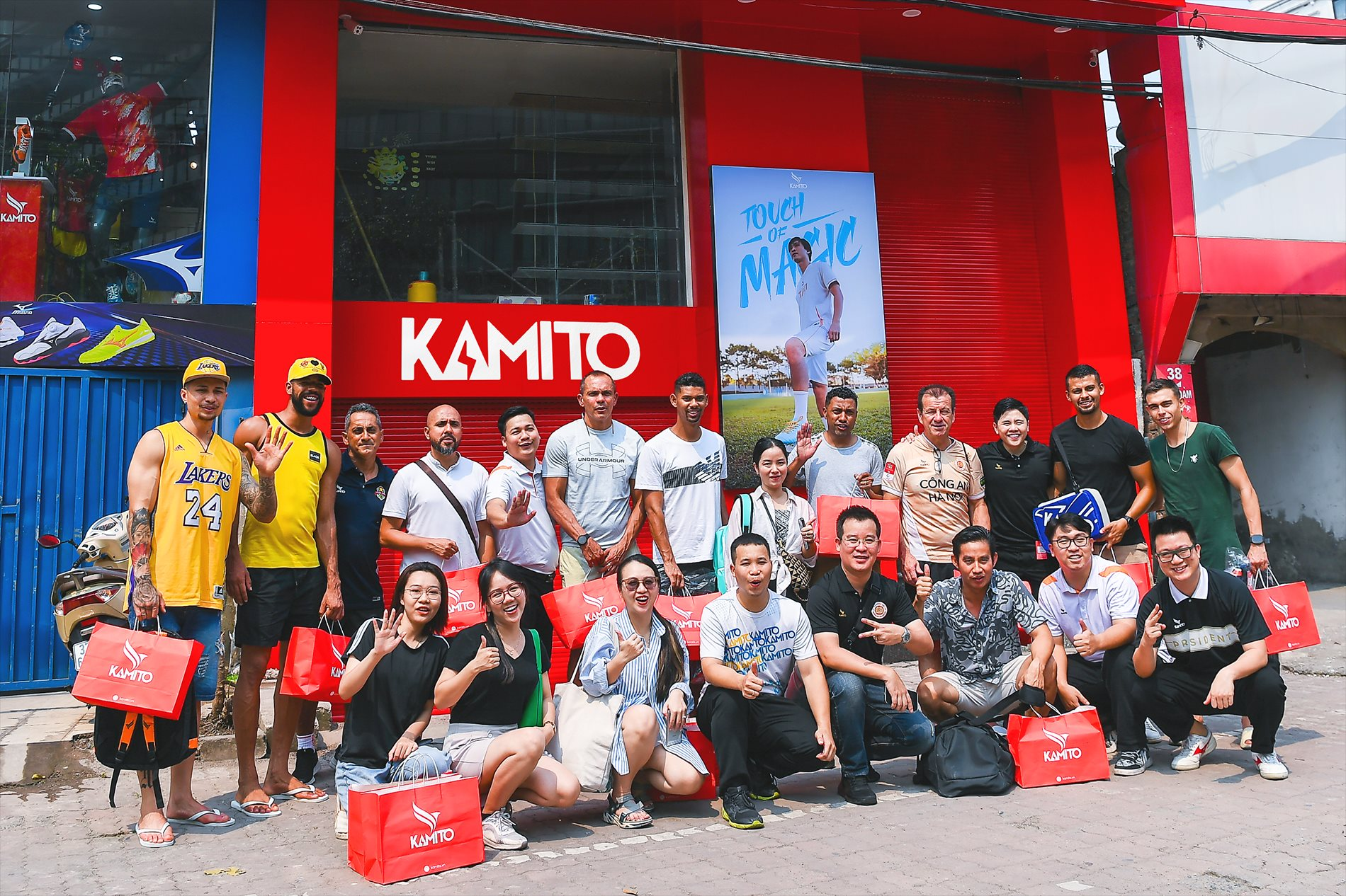 Thương hiệu Việt đằng sau những chiếc áo đấu của đội huyền thoại Brazil trong chuyến du đấu Việt Nam - Ảnh 2