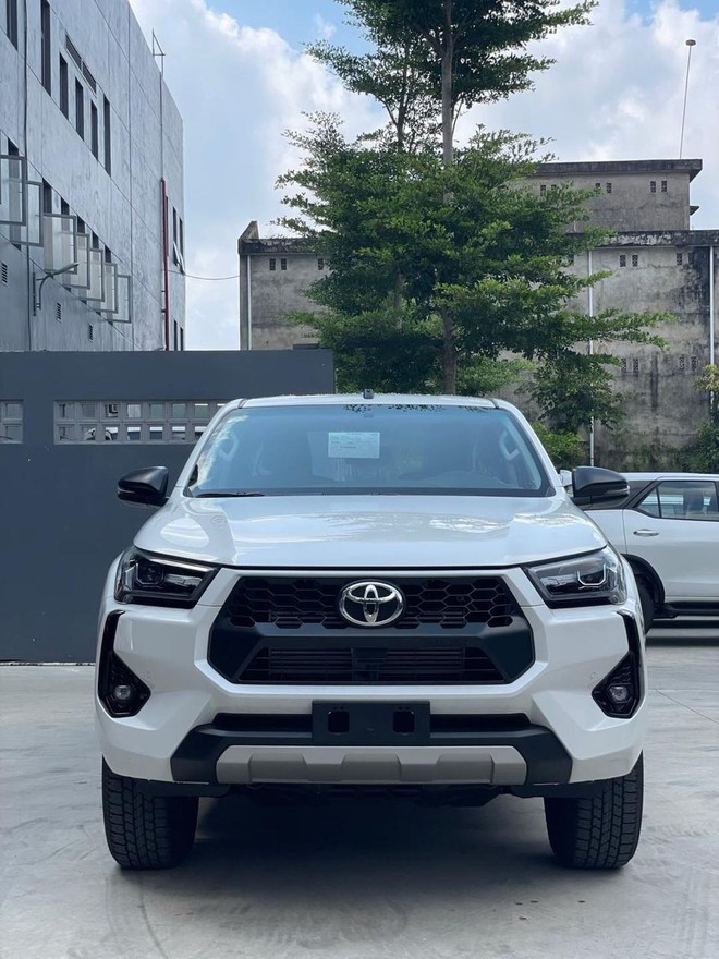 Toyota Hilux 2024 ra mắt Việt Nam: Giá từ 668 triệu, thêm trang bị đấu Ranger, nhưng có điểm chưa bằng - Ảnh 3