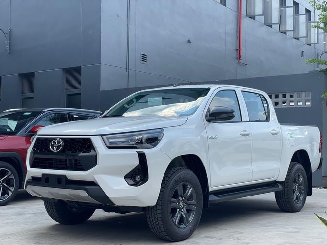 Toyota Hilux 2024 ra mắt Việt Nam: Giá từ 668 triệu, thêm trang bị đấu Ranger, nhưng có điểm chưa bằng - Ảnh 2