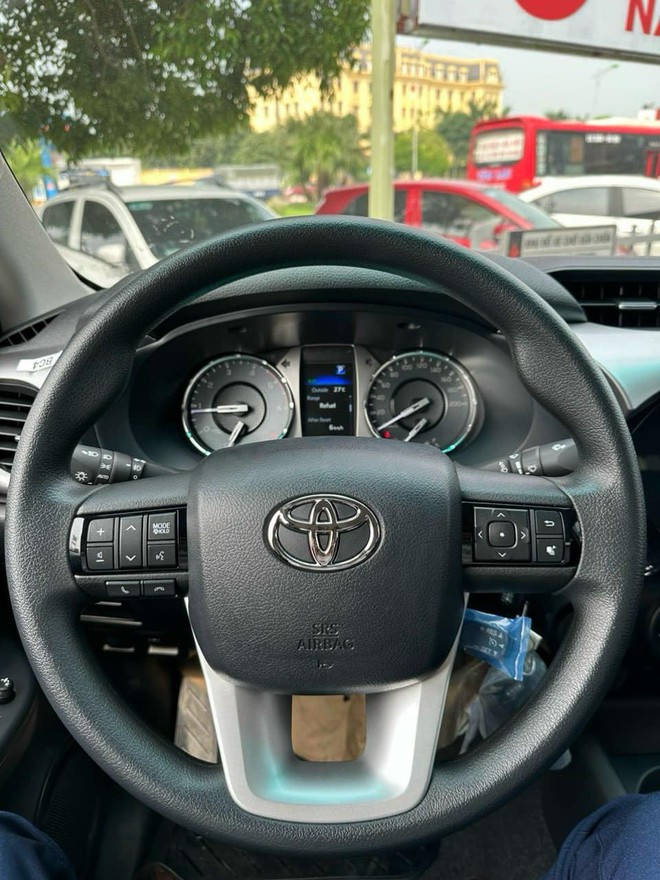 Toyota Hilux 2024 ra mắt Việt Nam: Giá từ 668 triệu, thêm trang bị đấu Ranger, nhưng có điểm chưa bằng - Ảnh 6
