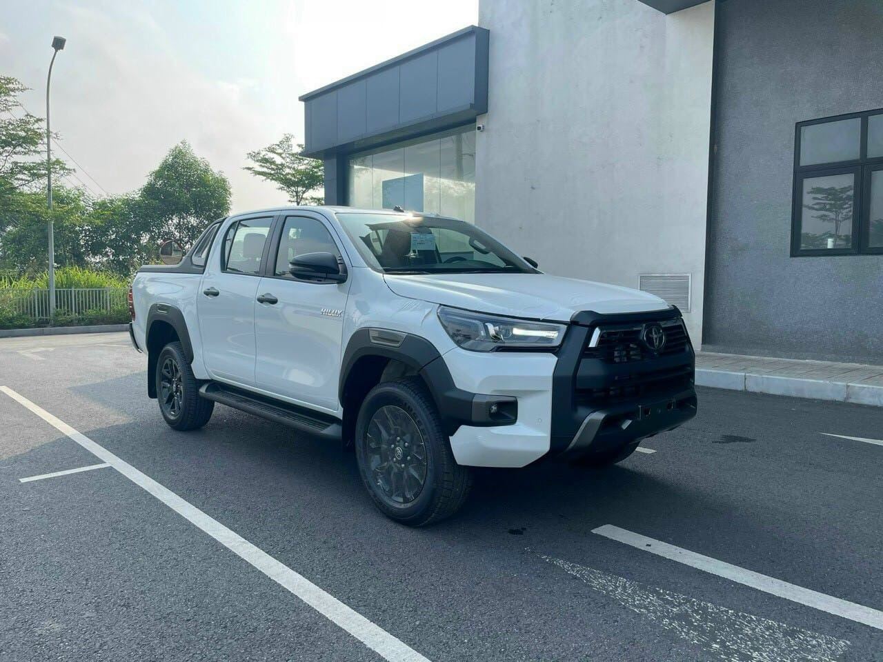 Toyota Hilux 2024 ra mắt Việt Nam: Giá từ 668 triệu, thêm trang bị đấu Ranger, nhưng có điểm chưa bằng - Ảnh 1