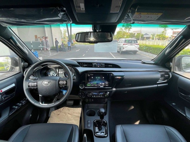 Toyota Hilux 2024 ra mắt Việt Nam: Giá từ 668 triệu, thêm trang bị đấu Ranger, nhưng có điểm chưa bằng - Ảnh 4