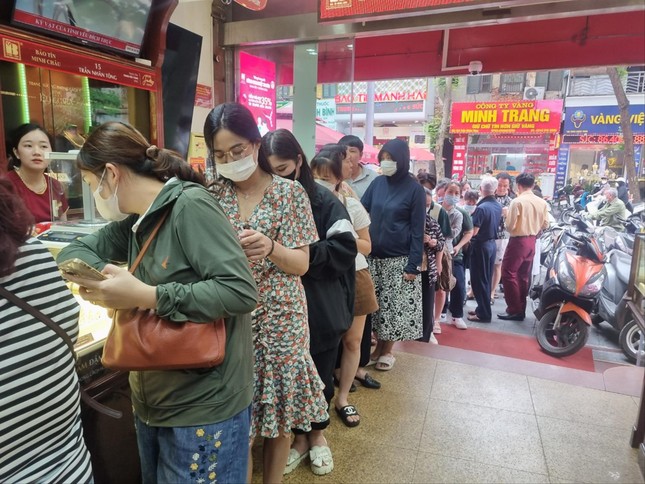 Giá vàng miếng SJC 'điên loạn', ai hưởng lợi? - Ảnh 1