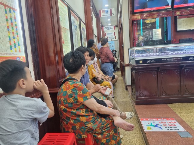 Cụ bà 80 tuổi xếp hàng 2 tiếng chưa đến lượt mua vàng, 'cò mồi' xuất hiện - Ảnh 1