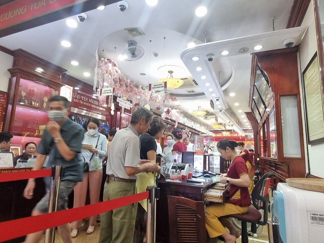 Cụ bà 80 tuổi xếp hàng 2 tiếng chưa đến lượt mua vàng, 'cò mồi' xuất hiện - Ảnh 2