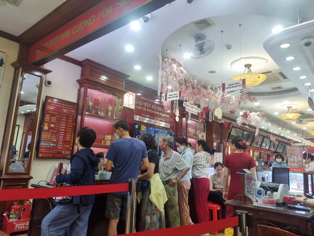 Cụ bà 80 tuổi xếp hàng 2 tiếng chưa đến lượt mua vàng, 'cò mồi' xuất hiện - Ảnh 3