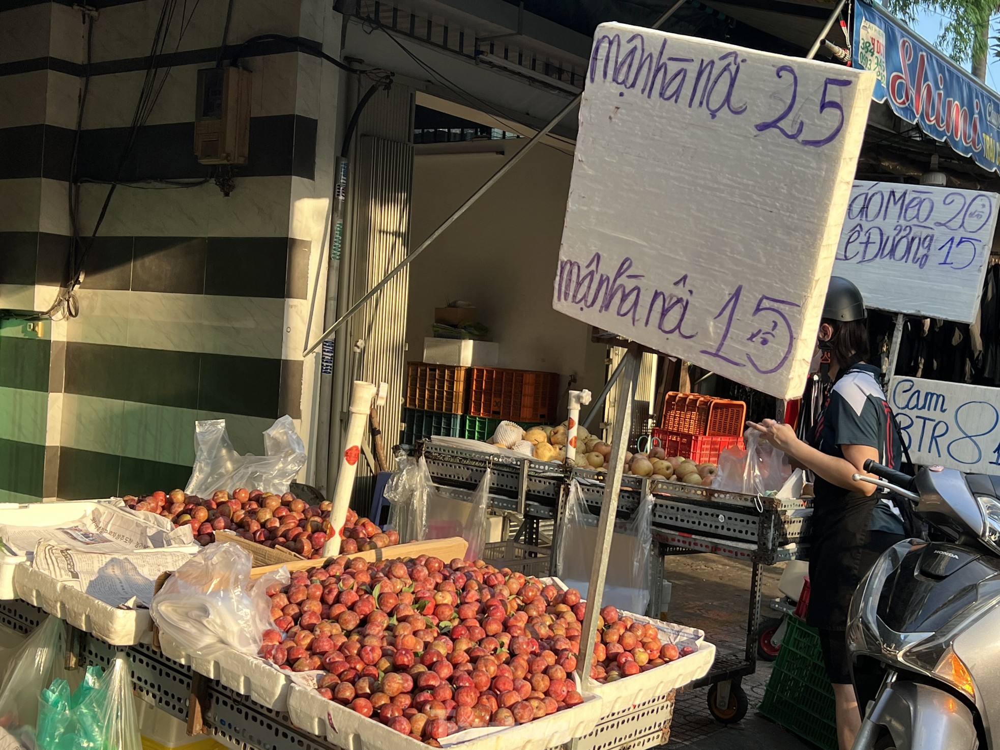 Mận hậu đổ bộ Sài thành, 'giá nào cũng có' - Ảnh 5