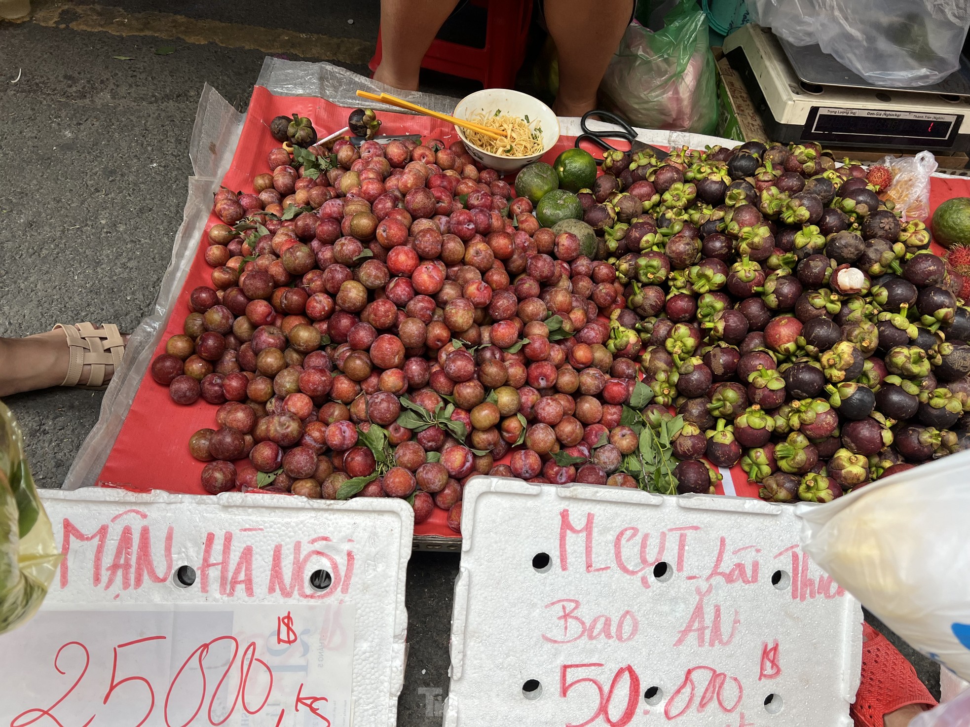 Mận hậu đổ bộ Sài thành, 'giá nào cũng có' - Ảnh 8