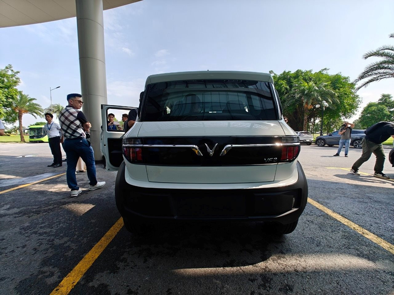 Xuống nhà máy sờ tận tay 'hàng nóng' VinFast VF 3: Nhỏ xinh, rộng rãi bất ngờ - Ảnh 4