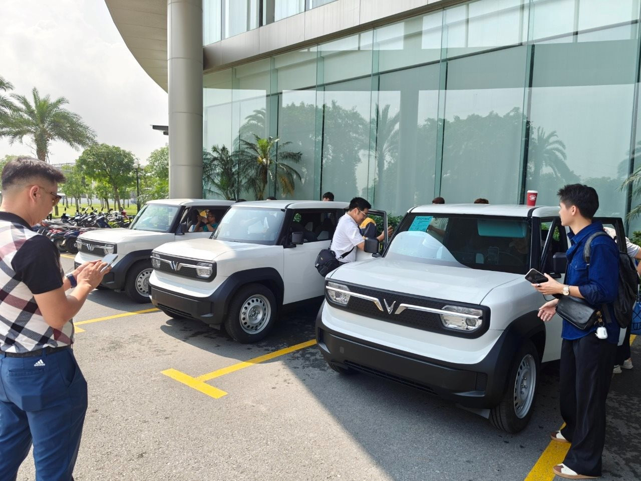 Xuống nhà máy sờ tận tay 'hàng nóng' VinFast VF 3: Nhỏ xinh, rộng rãi bất ngờ - Ảnh 1