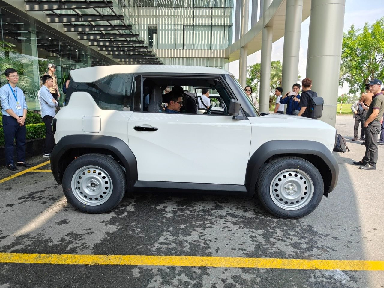 Xuống nhà máy sờ tận tay 'hàng nóng' VinFast VF 3: Nhỏ xinh, rộng rãi bất ngờ - Ảnh 5