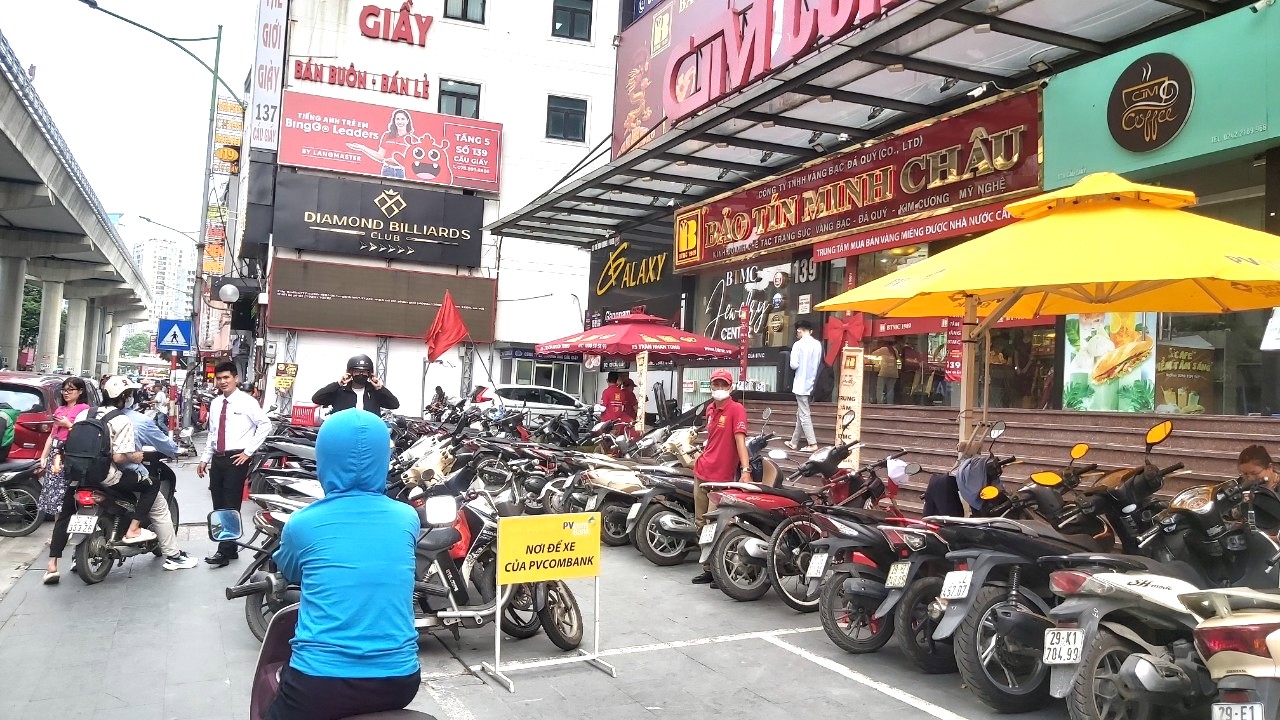 Tiệm vàng "cháy hàng", khách xuống tiền tỉ nhưng chỉ nhận được giấy hẹn - Ảnh 1