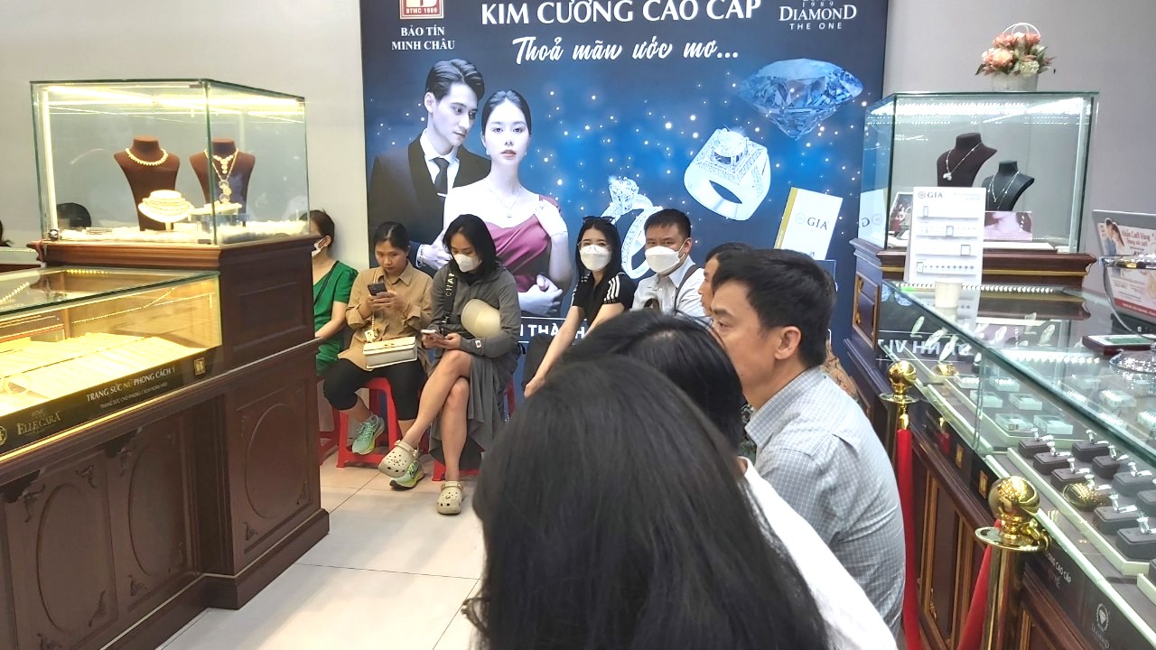 Tiệm vàng "cháy hàng", khách xuống tiền tỉ nhưng chỉ nhận được giấy hẹn - Ảnh 2