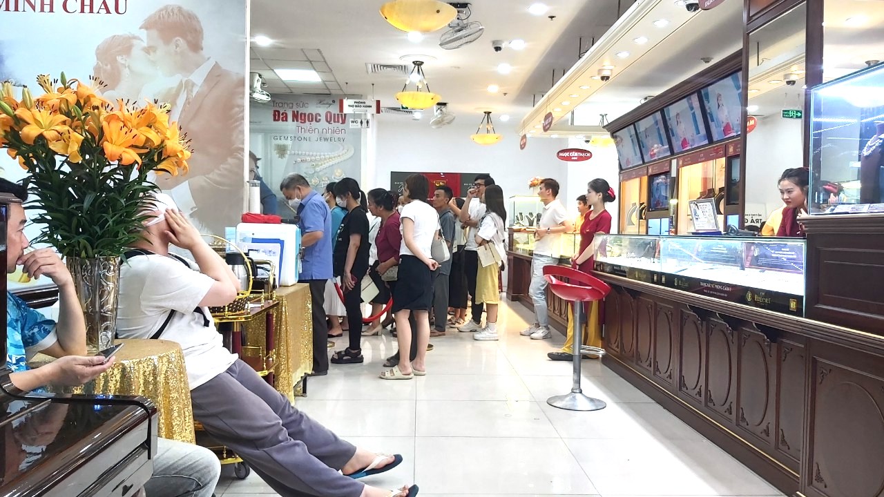 Tiệm vàng "cháy hàng", khách xuống tiền tỉ nhưng chỉ nhận được giấy hẹn - Ảnh 5