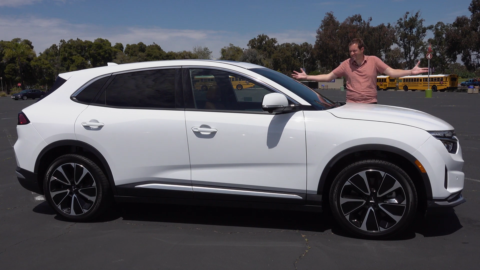 Youtuber gần 5 triệu lượt theo dõi lái VF 8 rồi 'chốt': Hyundai, KIA có khởi đầu tệ, VinFast làm tốt hơn - Ảnh 1