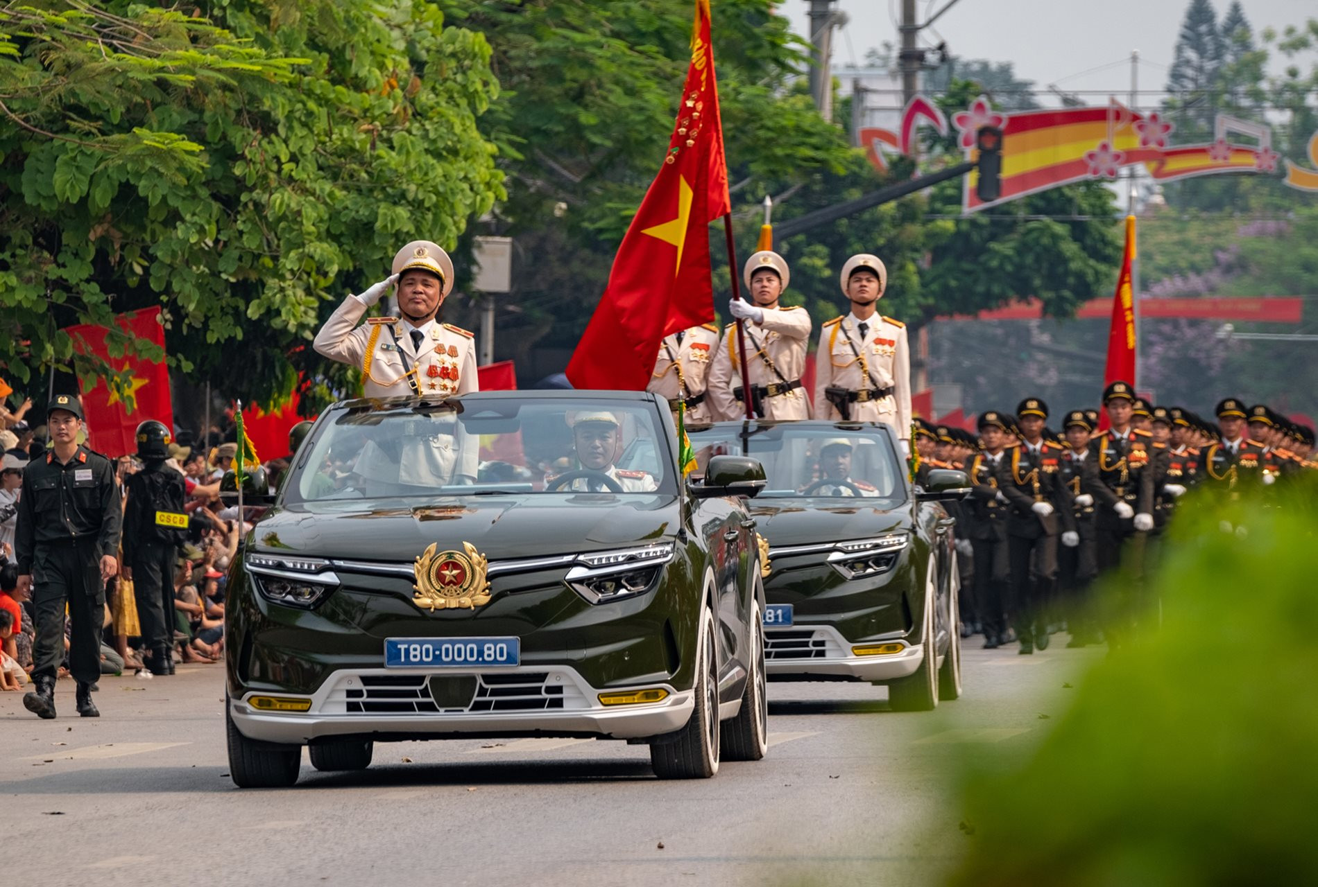 Những chiếc VinFast VF 8 mui trần đặc biệt dẫn đoàn tại Lễ diễu binh Chào mừng 70 năm chiến thắng lịch sử Điện Biên Phủ - Ảnh 1