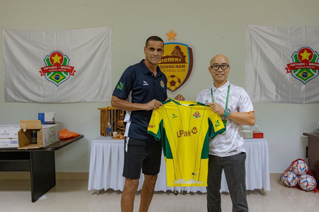 Thương hiệu Việt đằng sau những chiếc áo đấu của đội huyền thoại Brazil trong chuyến du đấu Việt Nam - Ảnh 1