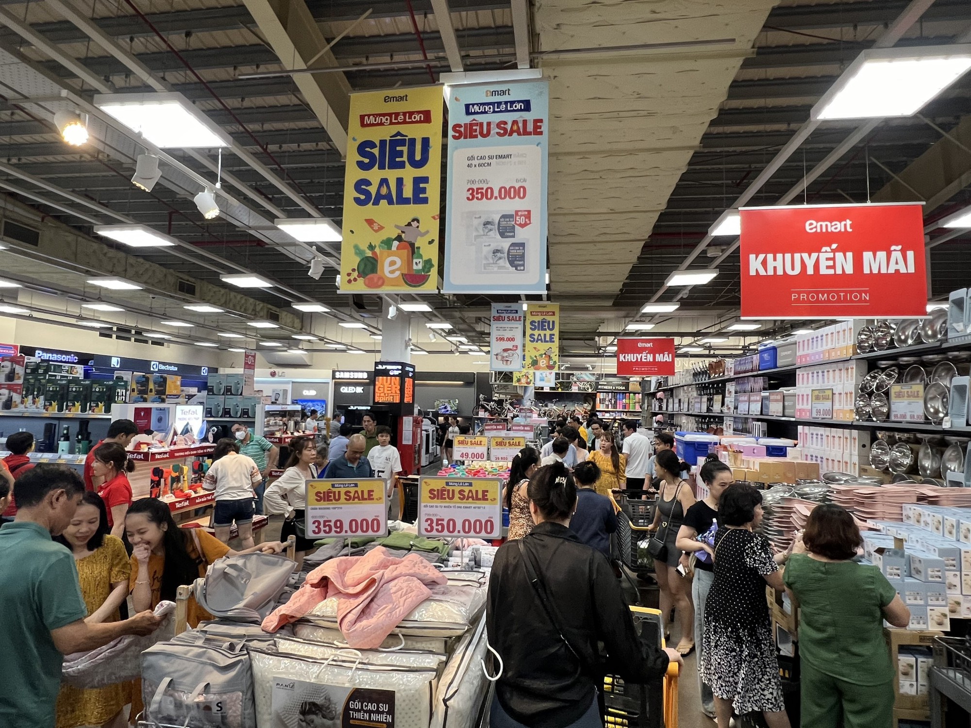 5 ngày nghỉ lễ, siêu thị - trung tâm thương mại "hốt bạc" nhờ nắng nóng? - Ảnh 1