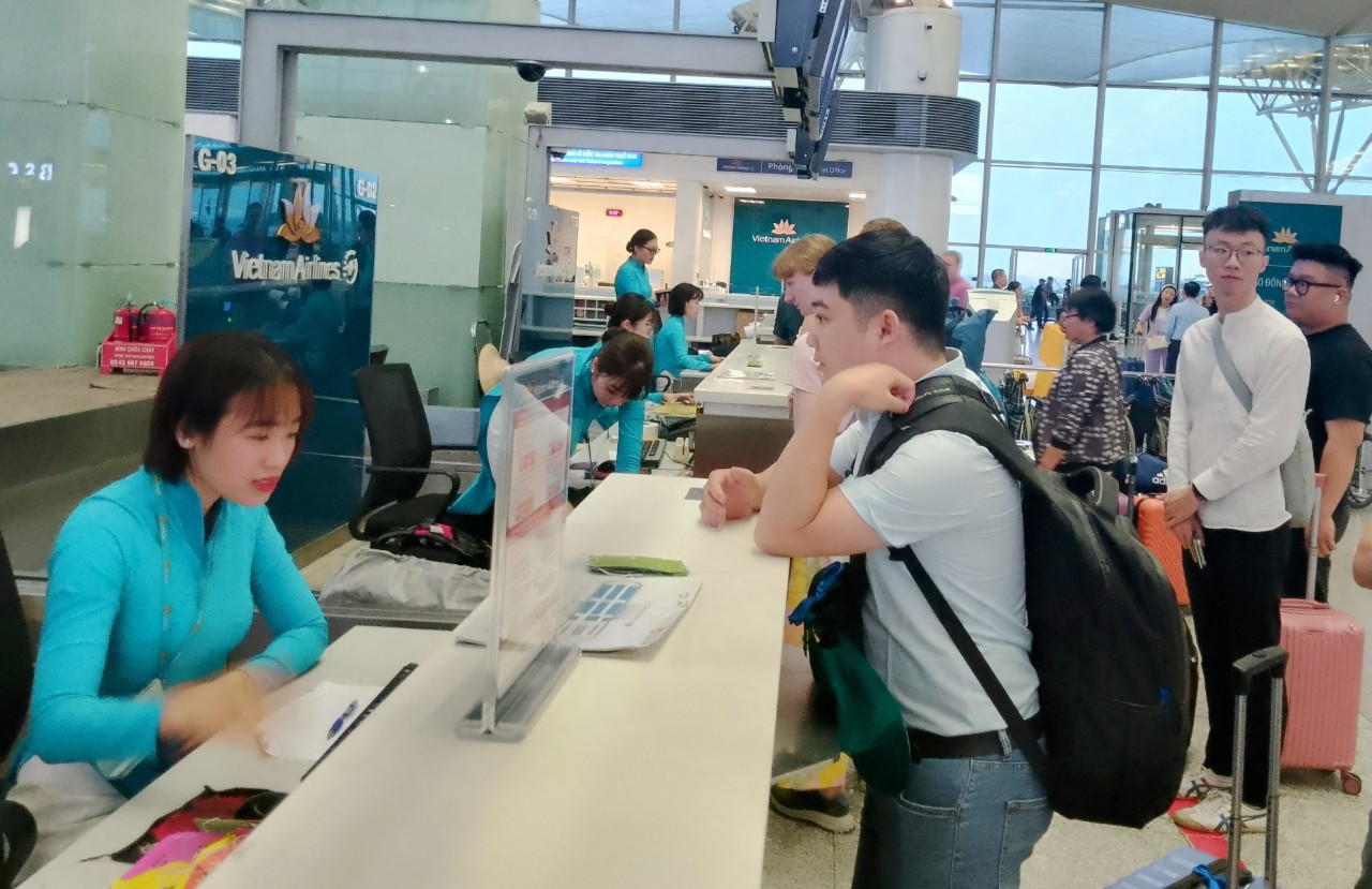 Vé máy bay hè còn nhiều mức giá - Ảnh 1