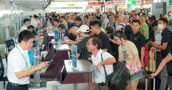 Vé máy bay cao chót vót, sân bay Nội Bài và Tân Sơn Nhất đón hơn 200 nghìn khách ngày 1/5