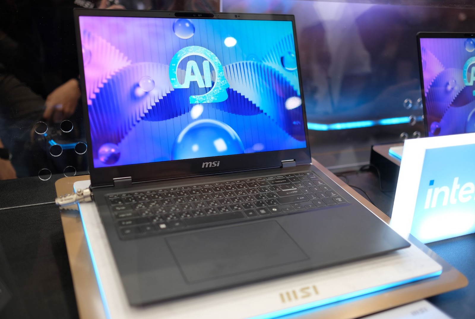 Loạt laptop mới từ MSI tại Computex 2024: Đạt chuẩn AI+, có cả phiên bản hợp tác với siêu xe Mercedes-AMG - Ảnh 2