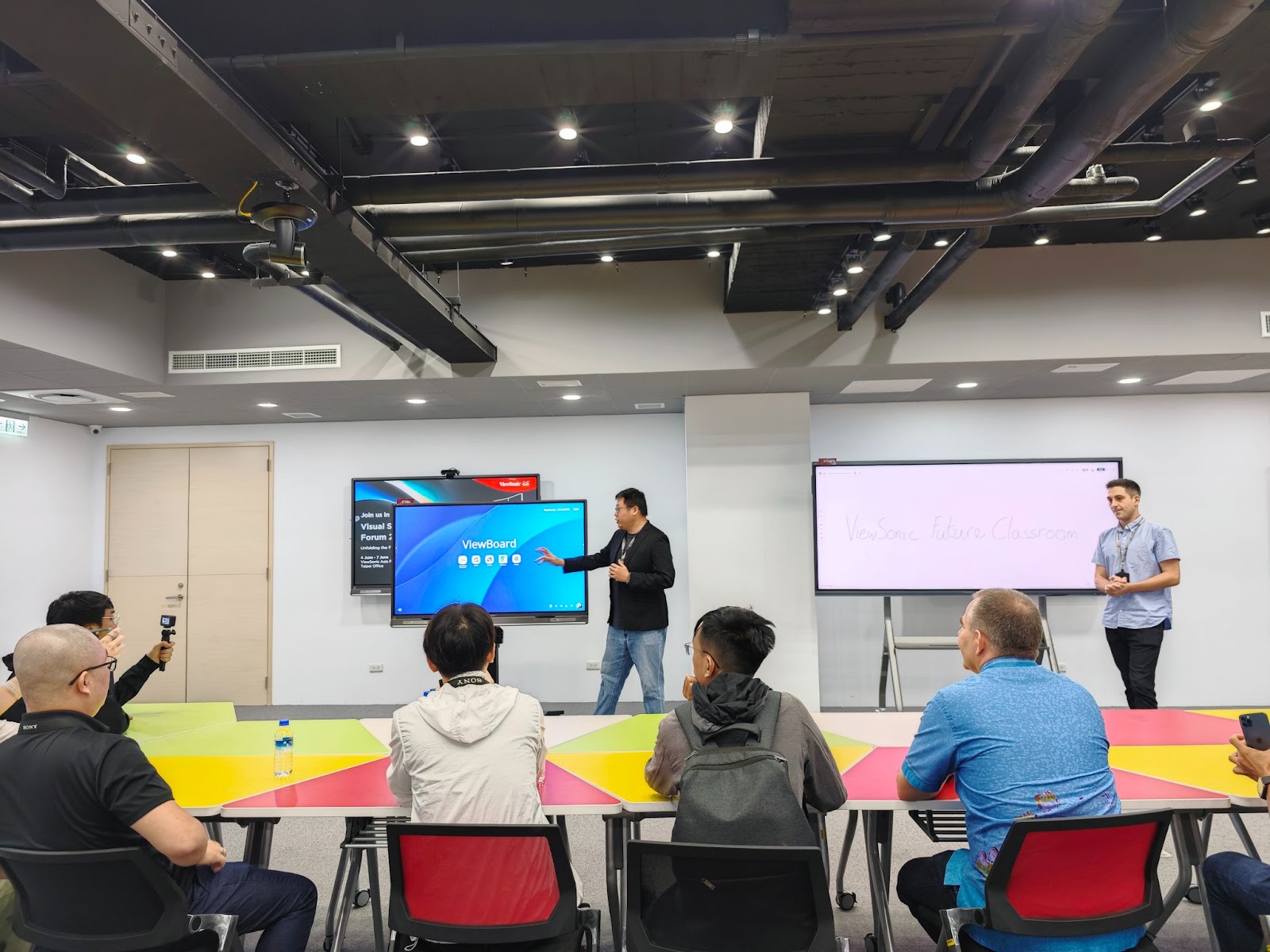 Xem mô hình phòng họp, lớp học tương lai với loạt sản phẩm 'xịn sò' từ ViewSonic tại Computex 2024 - Ảnh 1
