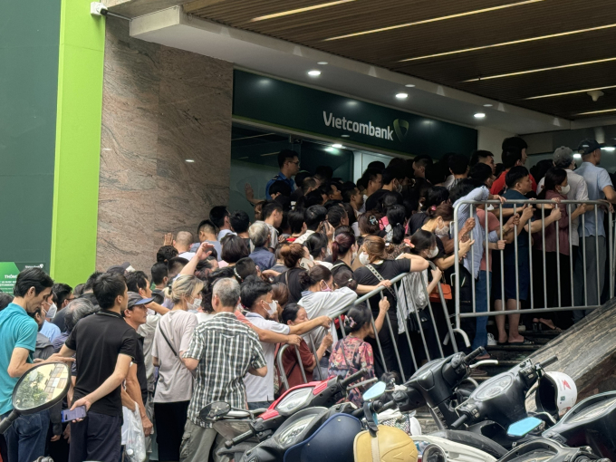 Người dân các tỉnh có mặt từ 4h sáng ở Hà Nội để mua vàng: Tắc nghẽn ngay từ ngoài cửa ngân hàng - Ảnh 3