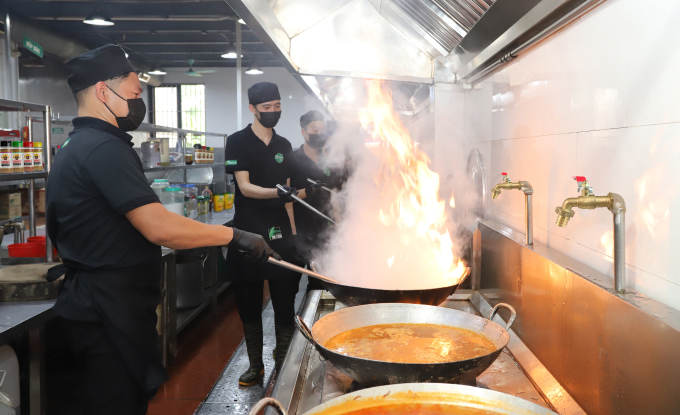 Vụ khách tố có trứng côn trùng trên bắp ngô nhưng nhân viên lại nói là "sữa ngô": Đại diện nhà hàng chính thức lên tiếng! - Ảnh 2