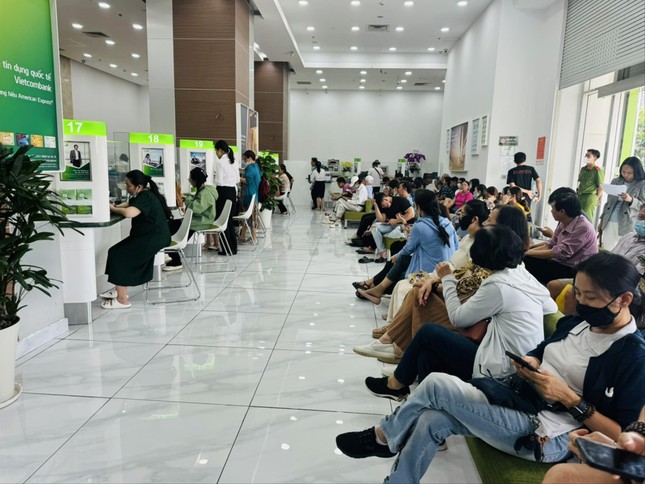 TPHCM: Chờ cả buổi chưa mua được vàng - Ảnh 1