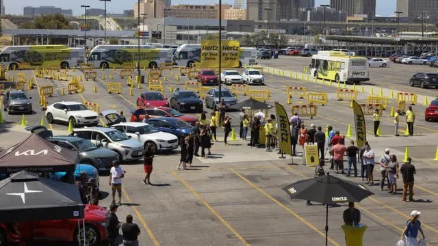 Nóng: Một hãng cho thuê xe điện bán tháo hàng loạt xe Tesla với giá thấp nhất chỉ 4.000 USD, chuyển về mua xe xăng - Ảnh 5