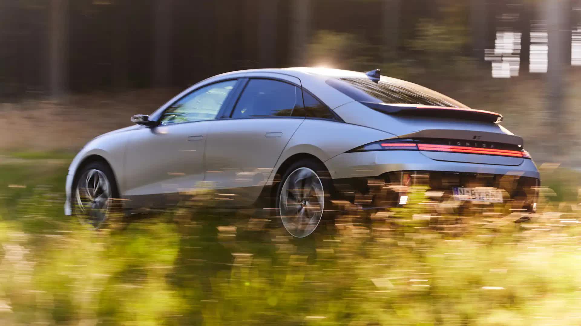 Tham vọng doanh số và cú 'quay xe' chiến lược của Hyundai: Khách hàng liệu có được lợi? - Ảnh 2