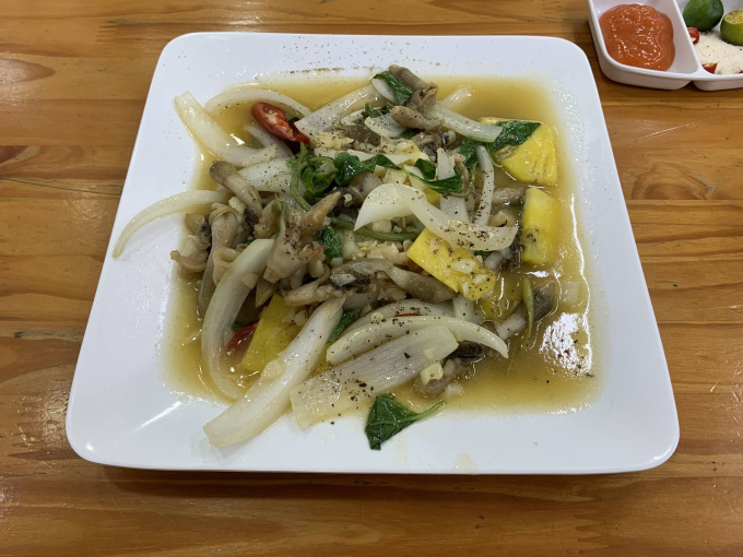 Suất cơm rang trứng 100k, đĩa hải sản 300k lèo tèo vài "cọng" ở Cát Bà khiến du khách thất vọng lên tiếng - Ảnh 3