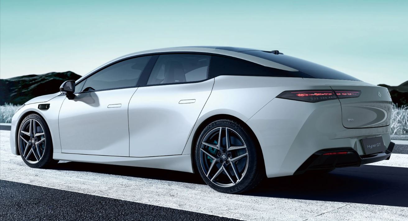 Hãng xe Trung Quốc vào Việt Nam vừa mở bán sedan chạy điện mới, đấu Camry bằng giá Altis, đi 710km/sạc - Ảnh 2