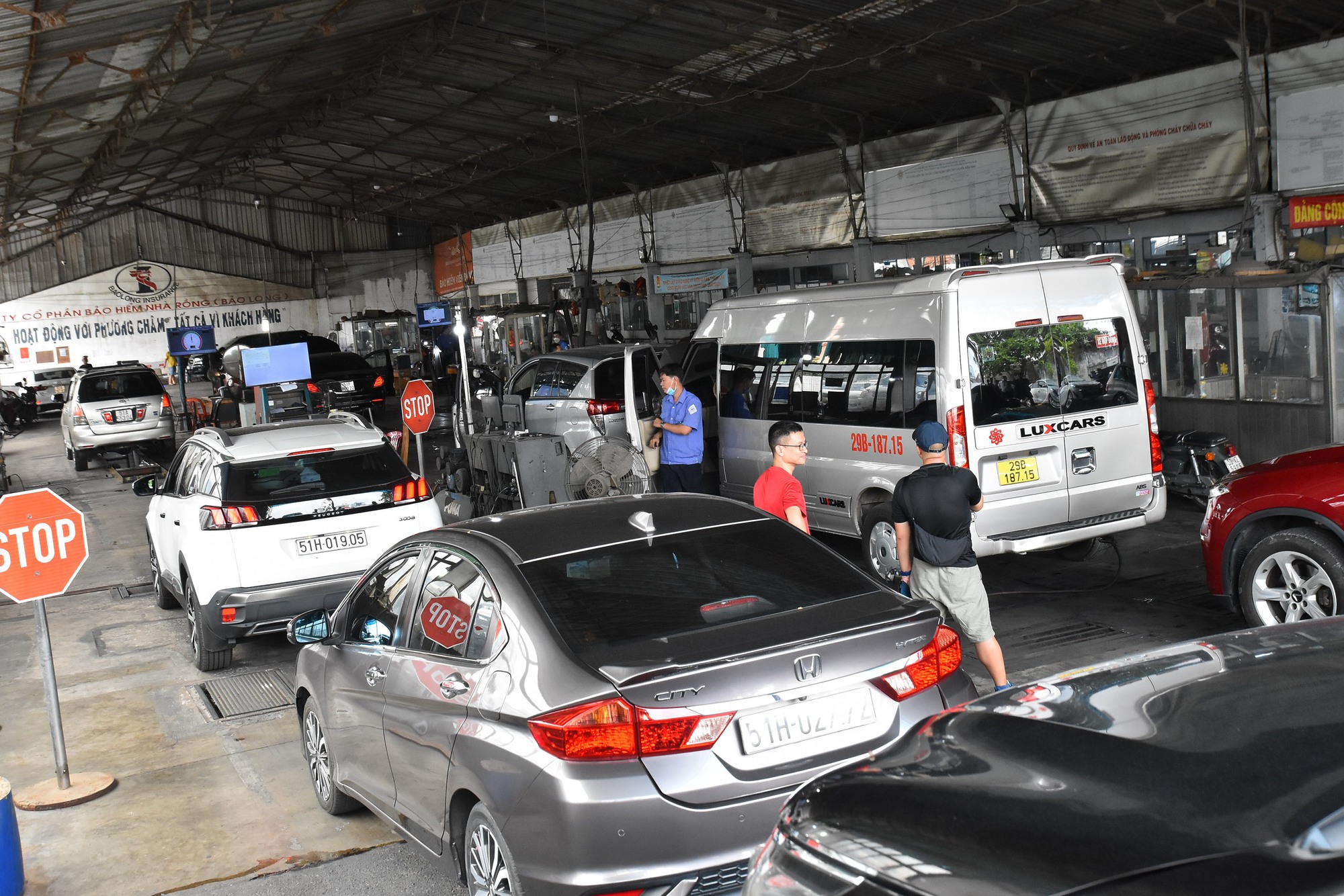 Tìm giải pháp gỡ ùn tắc đăng kiểm - Ảnh 1