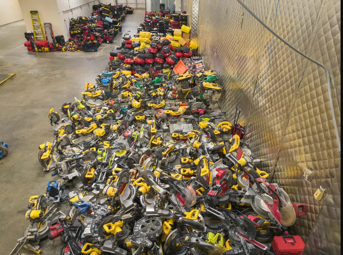 Dùng món đồ 700 nghìn của Apple, anh thợ mộc không tin vào mắt mình khi phát hiện "kho tàng triệu đô" - Ảnh 2