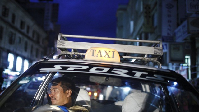 Cơn ác mộng tại 1 quốc gia Nam Á: Tài xế bị yêu cầu bỏ xe xăng, chuyển đổi sang xe điện với giá bằng 7 năm thu nhập - Ảnh 1