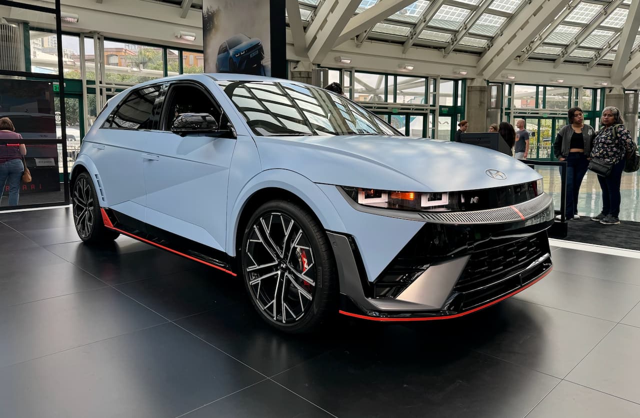 Tham vọng doanh số và cú 'quay xe' chiến lược của Hyundai: Khách hàng liệu có được lợi? - Ảnh 1