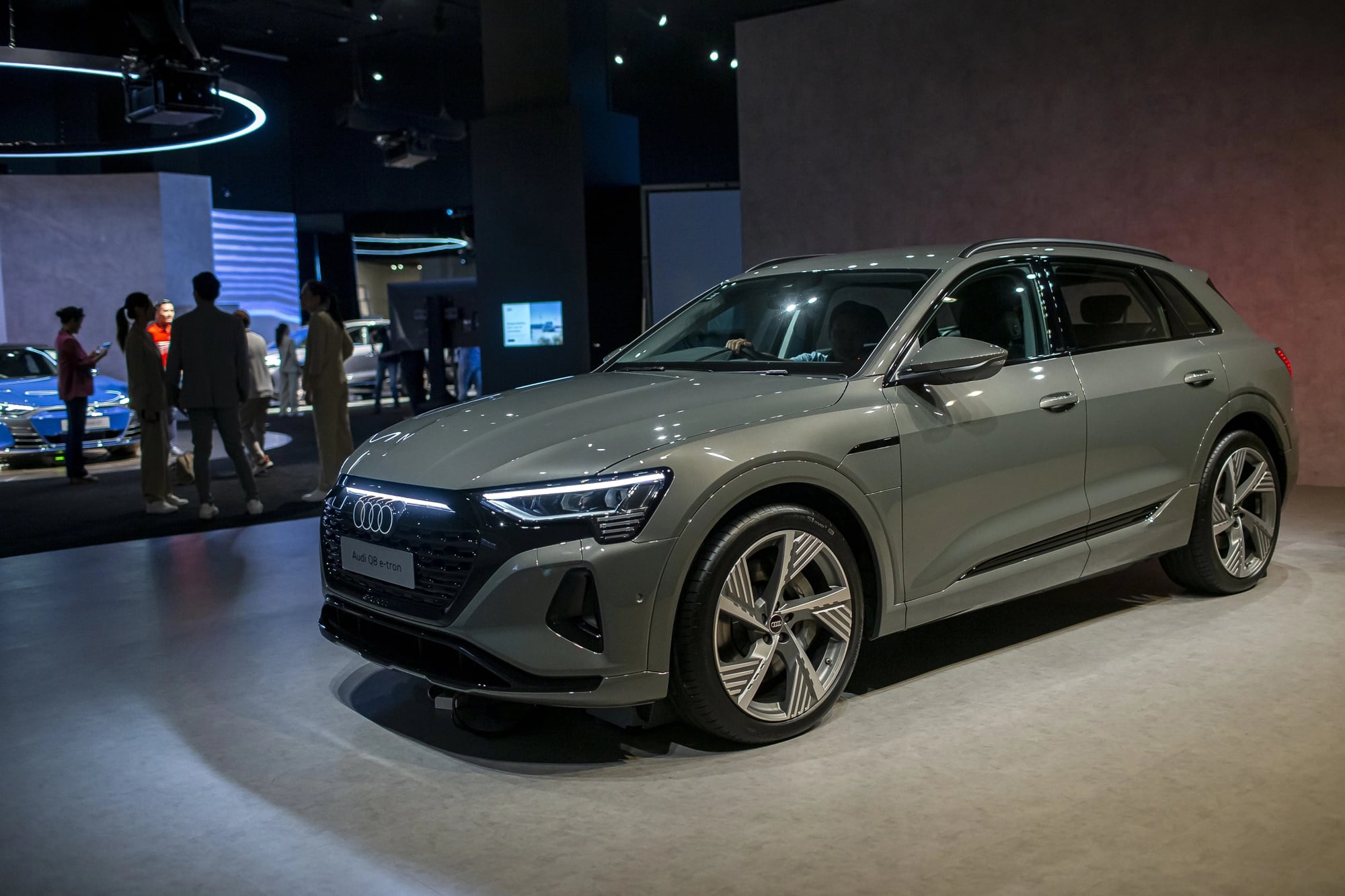 Audi Q8 e-tron chốt lịch ra mắt Việt Nam, đấu Mercedes-Benz EQE SUV bằng giá khoảng 3,8 tỷ đồng - Ảnh 1